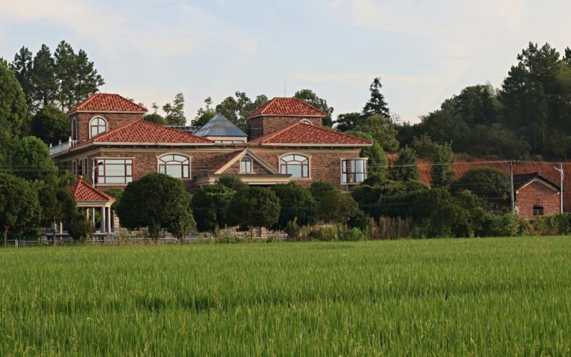 How Celebrities Use Split Level Layouts for Privacy and Style