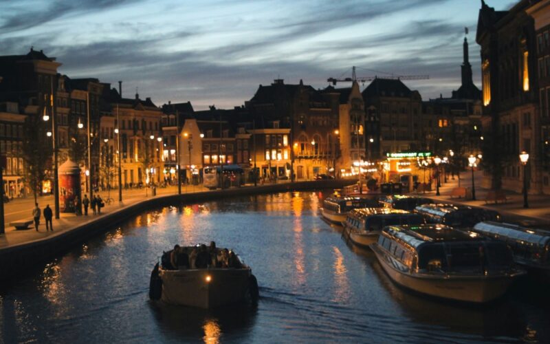How To Plan The Perfect Lovers Canal Cruise In Amsterdam 1